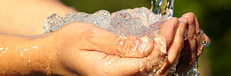 Wasser fließt in Hände