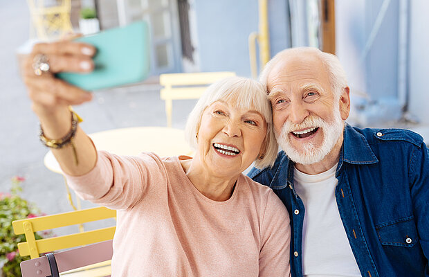 Älteres Pärchen macht ein Selfie von sich selbst | © zinkevych - stock.adobe.com