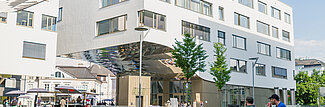 Gebäude des Salzburger Bildungswerks, weißes Gemäuer, moderne Gestaltung mit verspiegelten Bauteilen